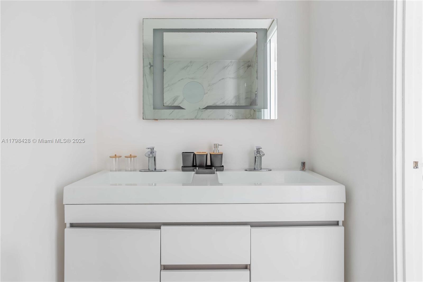 Building Photo - 18051 Biscayne Blvd
