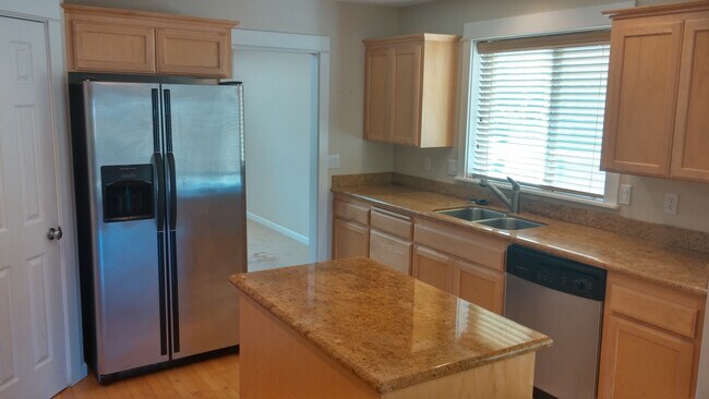Building Photo - VIDEOTOUR: Gorgeous Home on Quiet Culdesac in Dallas. PETS WELCOME
