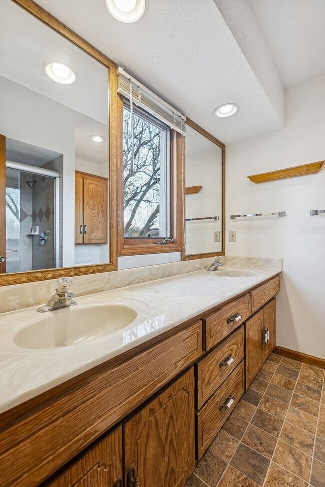 Building Photo - Spacious Northwest Omaha 3-Bedroom!!