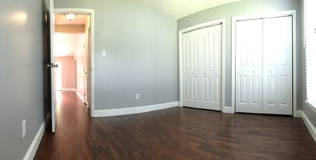 Building Photo - Pretty on Pebble