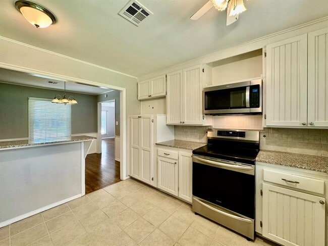 Building Photo - 9519 Stratford Dr