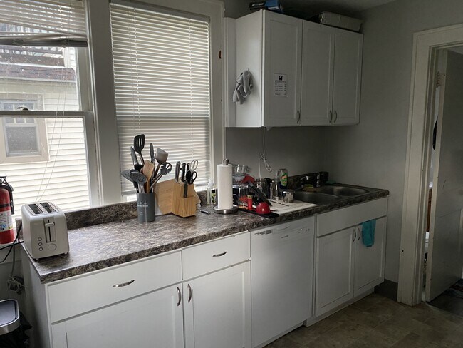 Building Photo - 87 E 15th St