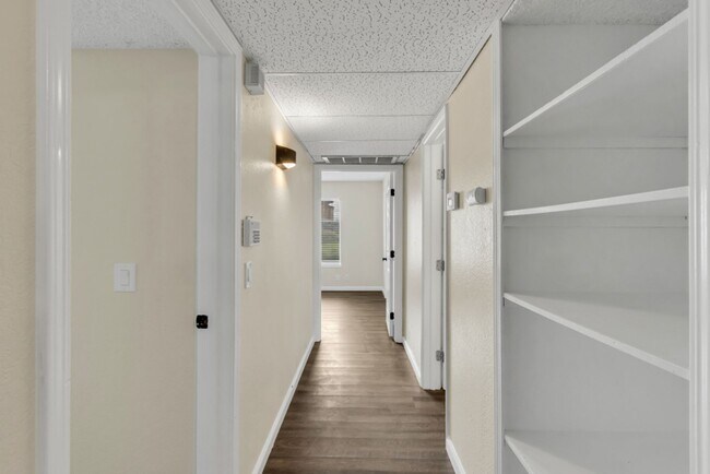 Building Photo - Great 2 Bedroom Condo in Gated Community