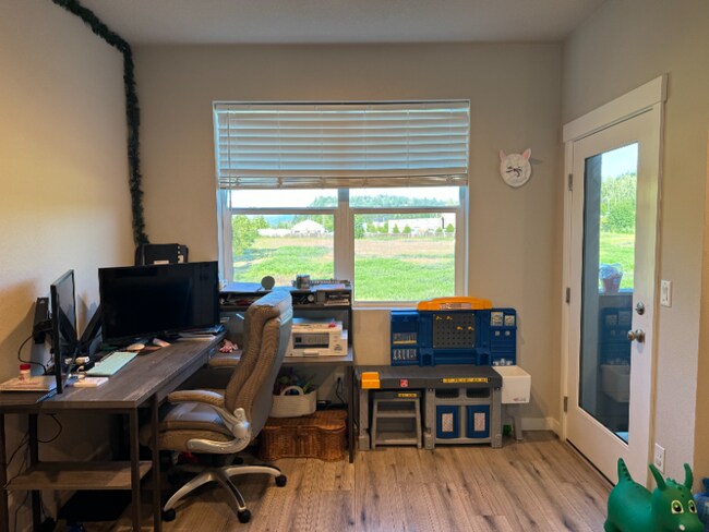 Building Photo - 162 SW Howard Pl N