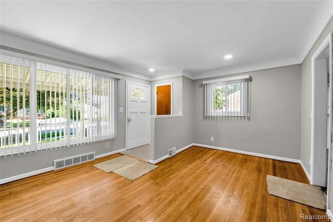 Building Photo - 3216 Maplewood Ave