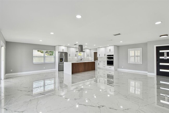 Building Photo - 3913 Fontainebleau Dr