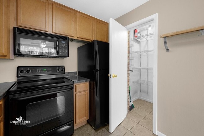 Building Photo - One Bed One Bath Four Lakes