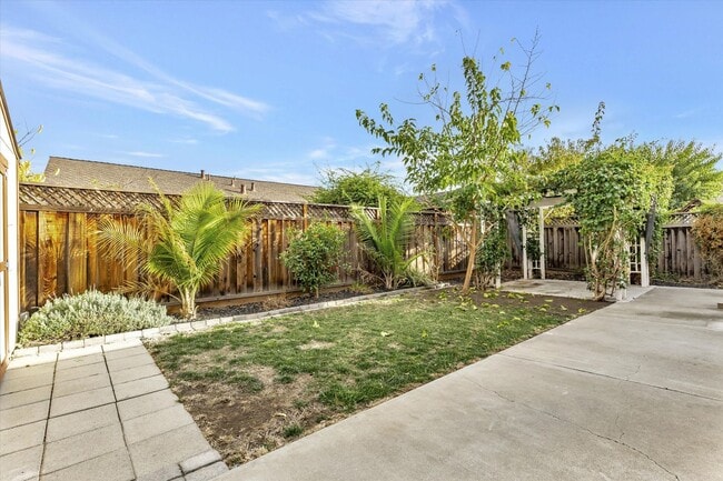 Building Photo - San Jose 4 Bedroom with Solar Power & Central A/C