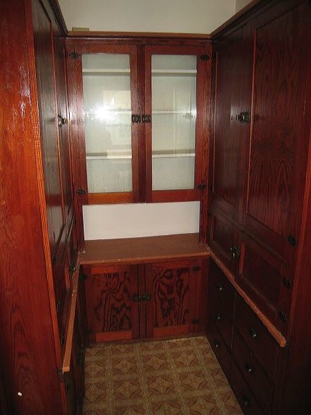 walk in large pantry - 945 Spaight St