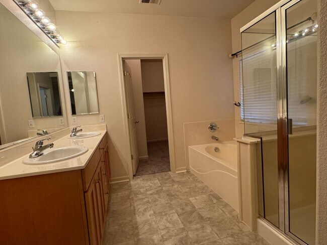 Building Photo - Available 9/1 Single level home in Lincoln...