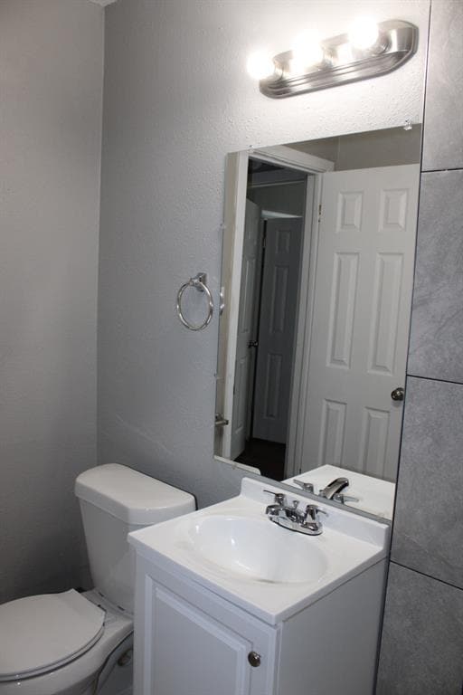 Building Photo - 305 W Lilac Ln