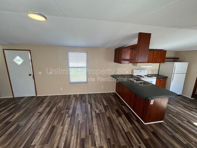 Building Photo - 9499 Wendi Dr NE