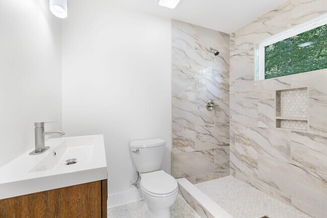 Building Photo - Four Bedroom Four Bath Home