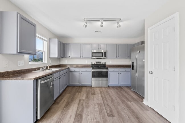 Building Photo - Spacious Northlake Home Offering Style, Co...