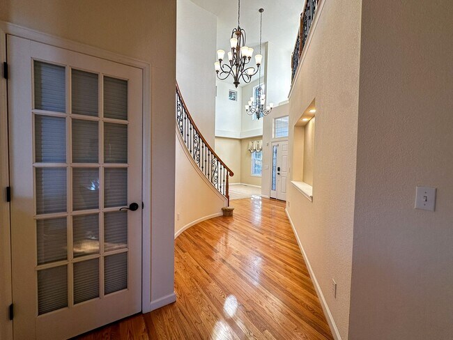 Building Photo - Luxurious Castle Pine living awaits!