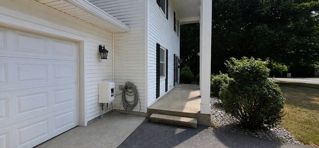 Building Photo - 819 Elm St
