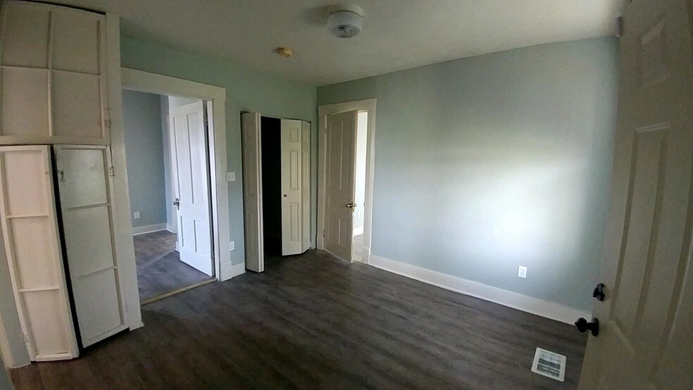 Living Room View #1 - 1600 Beech St