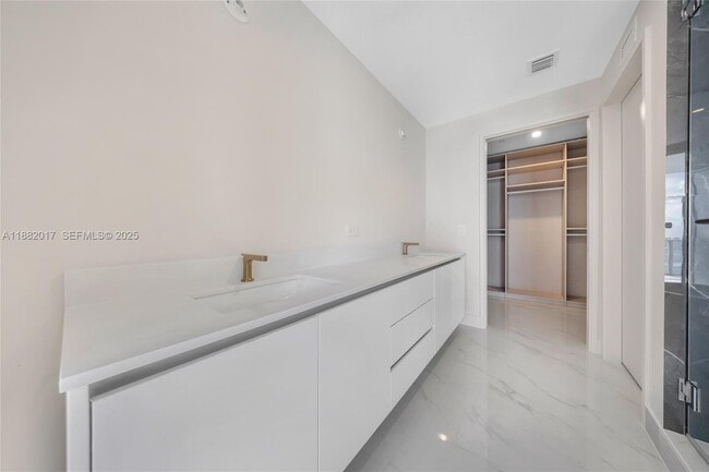 Building Photo - 700 NE 24th St