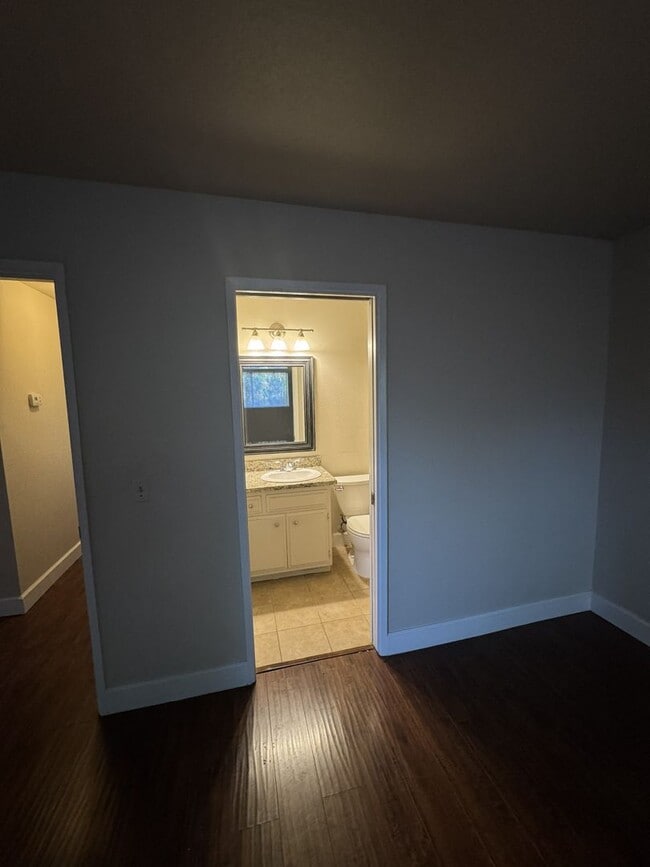 Building Photo - MARCH MOVE IN SPECIAL!! UPDATED 3 BEDROOM DUPLEX IN SACRAMENTO!