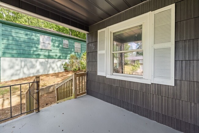 Building Photo - Beautifully Renovated 3 Bedroom 2 Bath Home