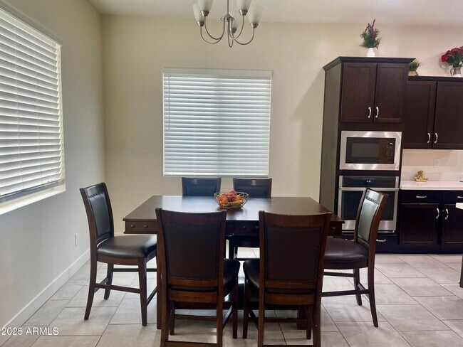 Building Photo - Gorgeous 4 bed 3.5 bath + Den with FULL SO...