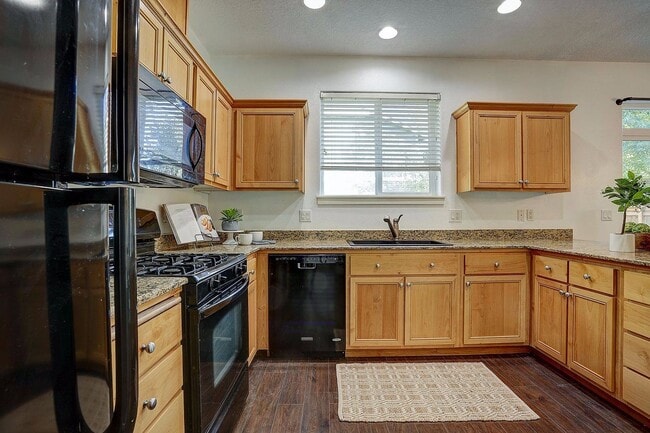 Building Photo - Great SW Bend Home Minutes from the Old Mill!