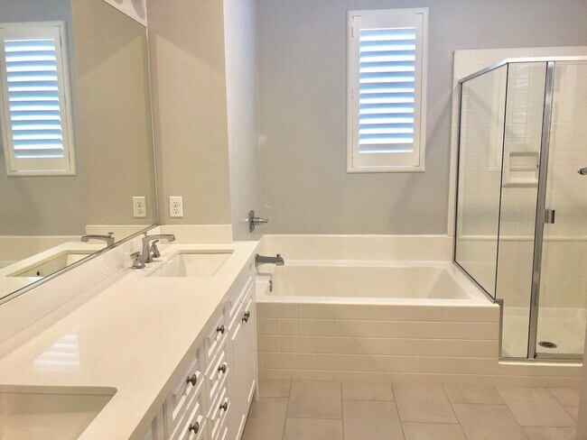 Building Photo - Beautiful East Ventura Home- Enclave Community