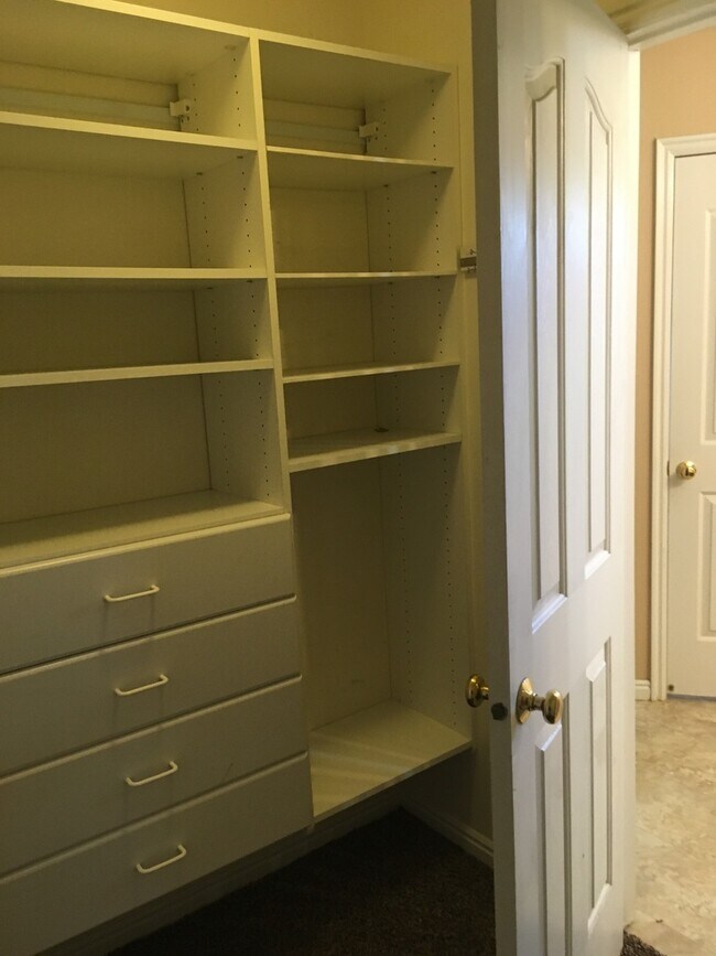 Building Photo - 3 bedroom 2 1/2 bath townhome