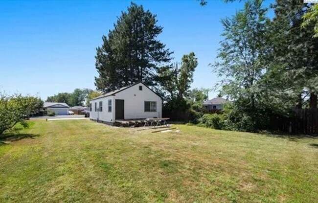 Building Photo - Charming 2 Bedroom Home with Fenced Backyard in Central Kennewick!