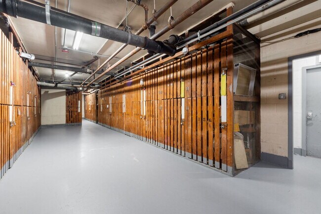 Building Photo - 2909 N Sheridan Rd