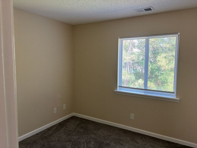 Building Photo - 2 BEDROOM 1 BATH CONDO