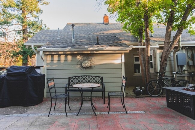 Building Photo - A Cozy 2 bed/1 bath Oasis in Central Boulder! Owner credits application fees! AVAILABLE SEPTEMBER...