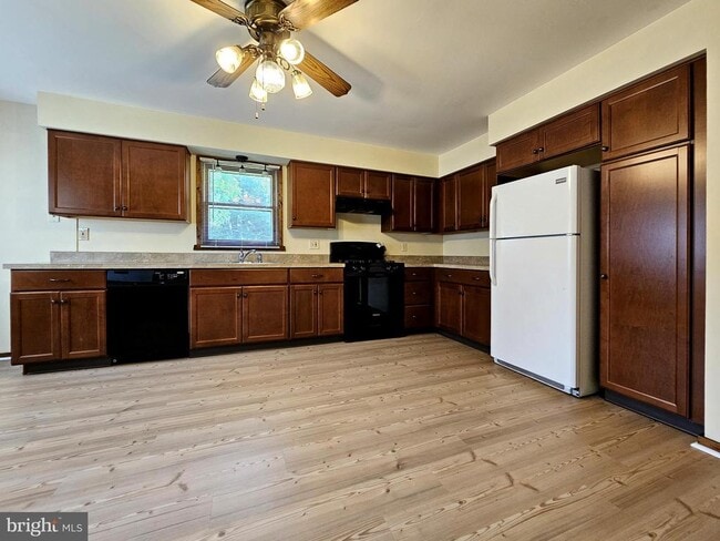 Building Photo - 3400 Hazelwood Ave