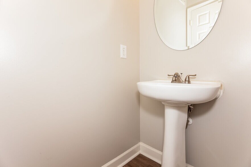 Building Photo - 4941 Hopewood Ln