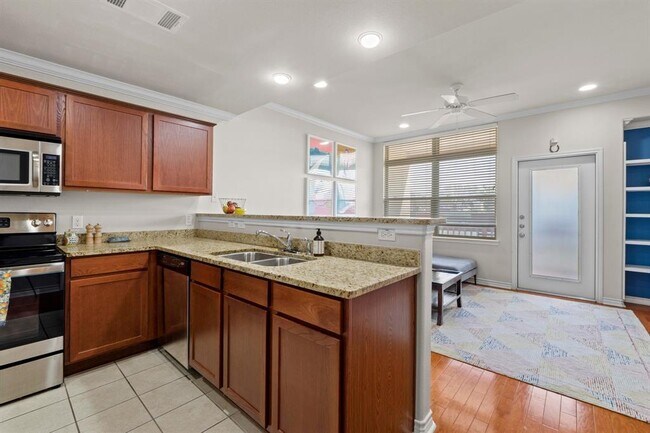 Building Photo - 305 E 31st St