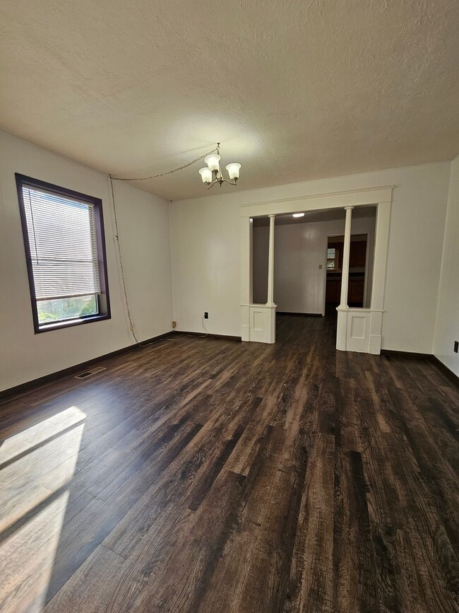 Building Photo - (3) Bed/(1) Bath in Purcell Avail NOWl!