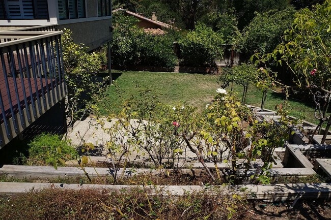 Building Photo - Lovely spacious home, dual levels, Cuperti...