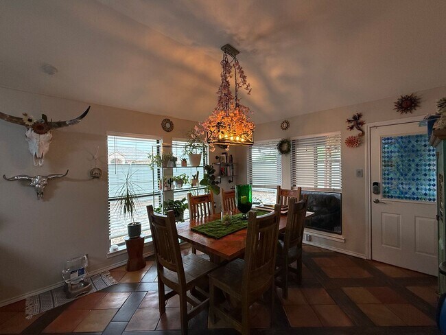 Building Photo - Beautifully updated home IN THE BLUFFS!
