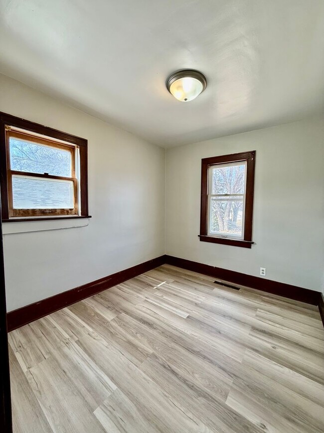 Building Photo - Coming soon! Cozy updated 2 Bedroom Single...