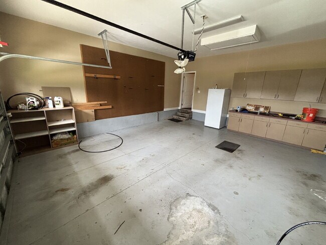 Building Photo - Charming 3-Bedroom Home in Southwood – Spacious Living & Oversized Backyard! Wash/Dryer on site