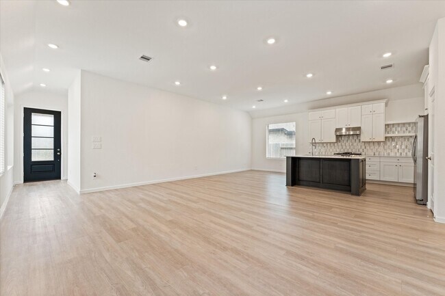 Building Photo - 15520 Maple