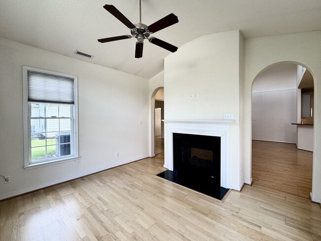 Building Photo - 3-Bedoom 1-Story Condo In Eagle Pointe! St...