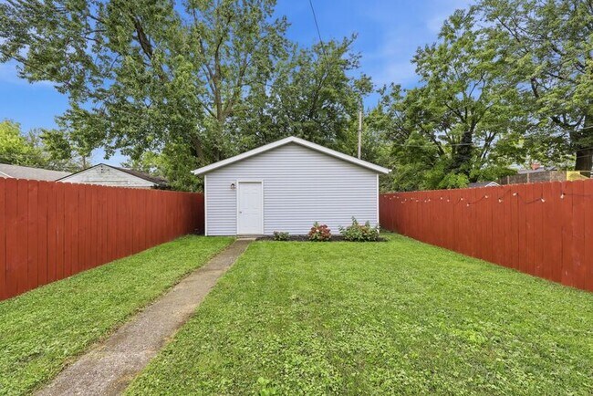 Building Photo - 621 Reinhard Ave