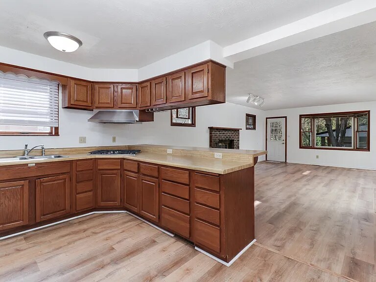 Building Photo - 913 S Linden St