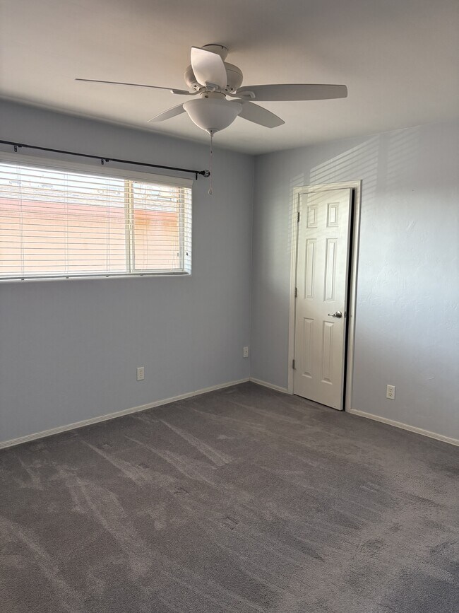 Building Photo - 934 N Desert Ave