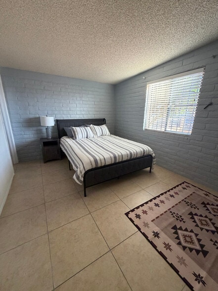 Building Photo - 1711 E Camino Carreta