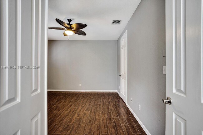 Building Photo - 2057 SE Avon Park Dr