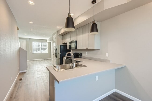 Building Photo - Stunning 2023 - Built Townhome near Edgewater
