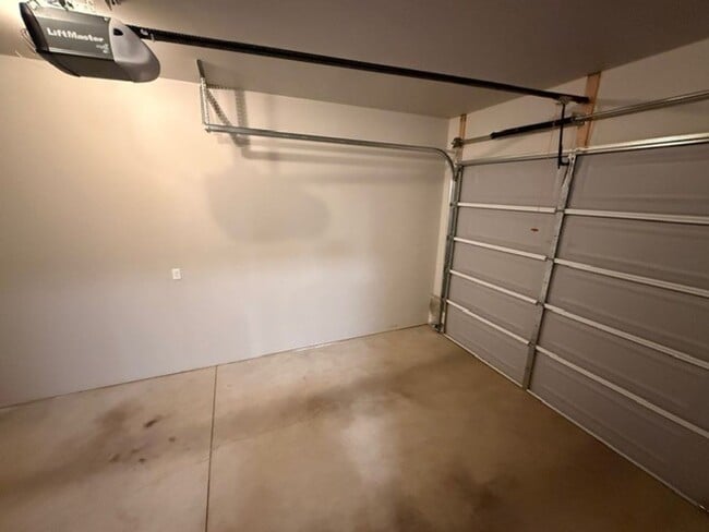 Building Photo - 3 Bedroom 2.5 Bath Townhouse!