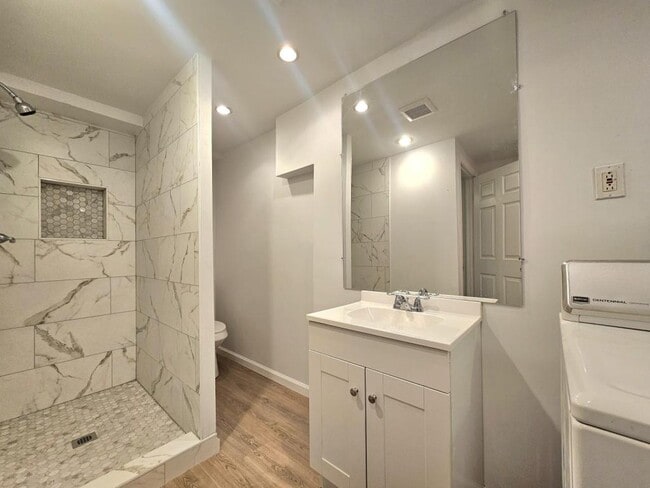 Building Photo - 7664 Northern Oaks Ct